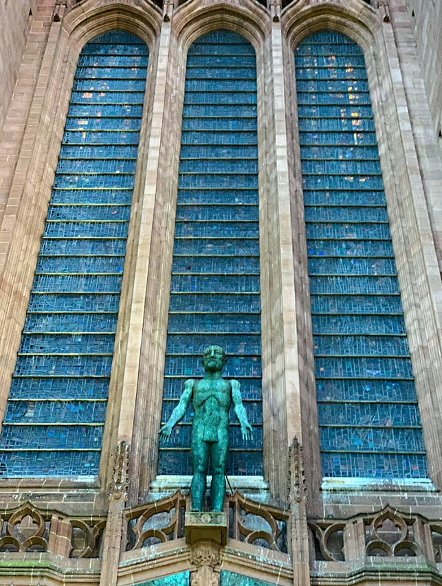 Liverpool Kathedrale Figur Außen